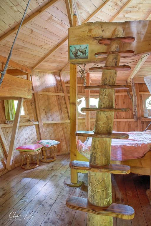 Postel nebo postele na pokoji v ubytování L'Arbre à Cabane