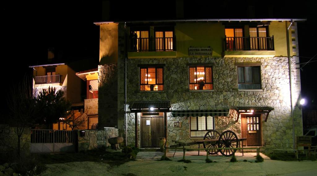 a stone building at night with its lights on at Hotel Rural La Dehesilla in Barajas de Gredos