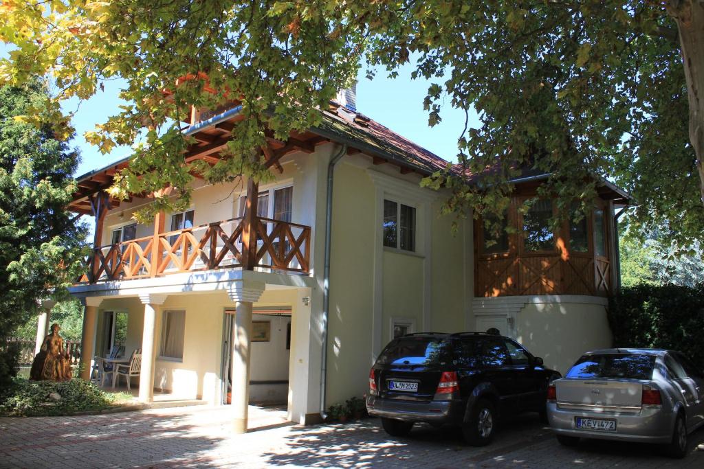 uma casa com um carro estacionado em frente em Szántó Villa em Hévíz