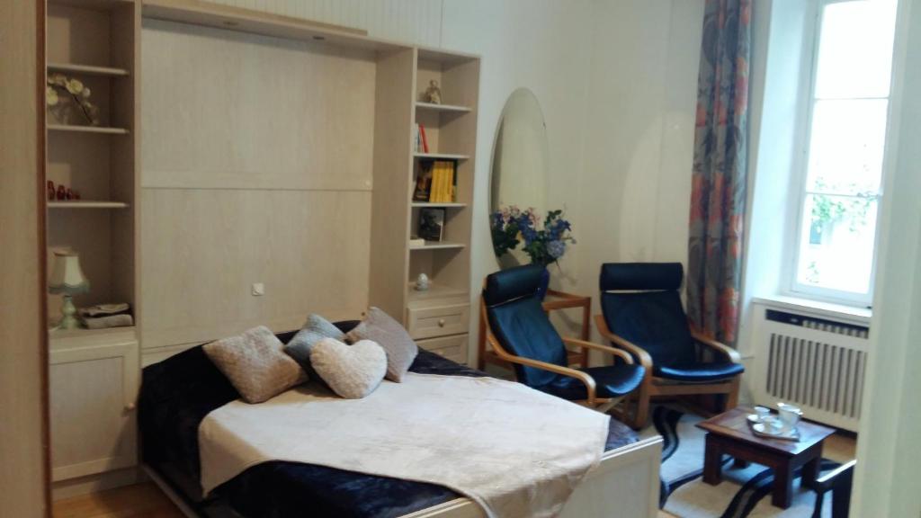エクスレバンにあるAu Beau Siteのベッドルーム1室(ベッド1台、青い椅子2脚付)