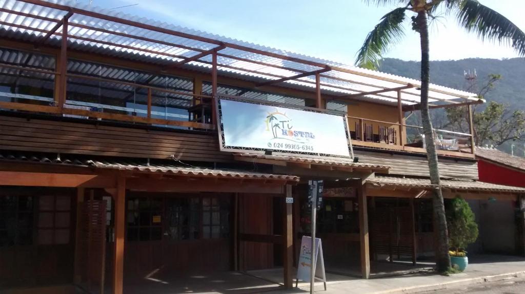 Nespecifikovaný výhled na hory nebo výhled na hory při pohledu z hostelu