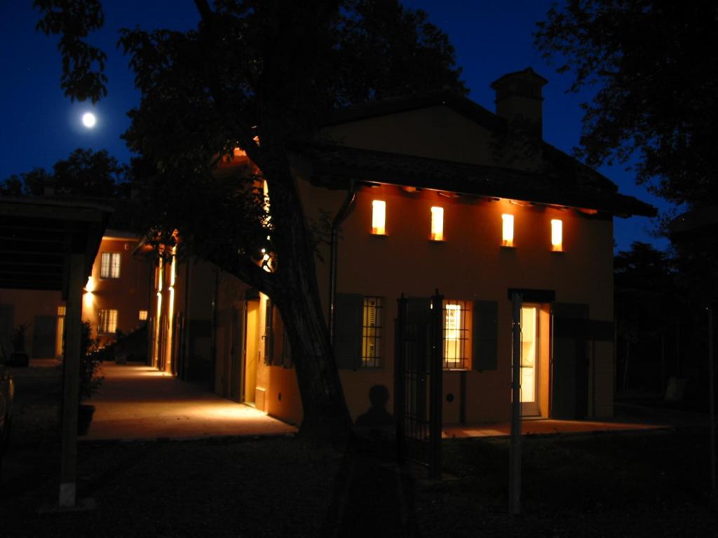 波隆那的住宿－Fienile FICO Fiera，夜晚的房屋,月亮在背后