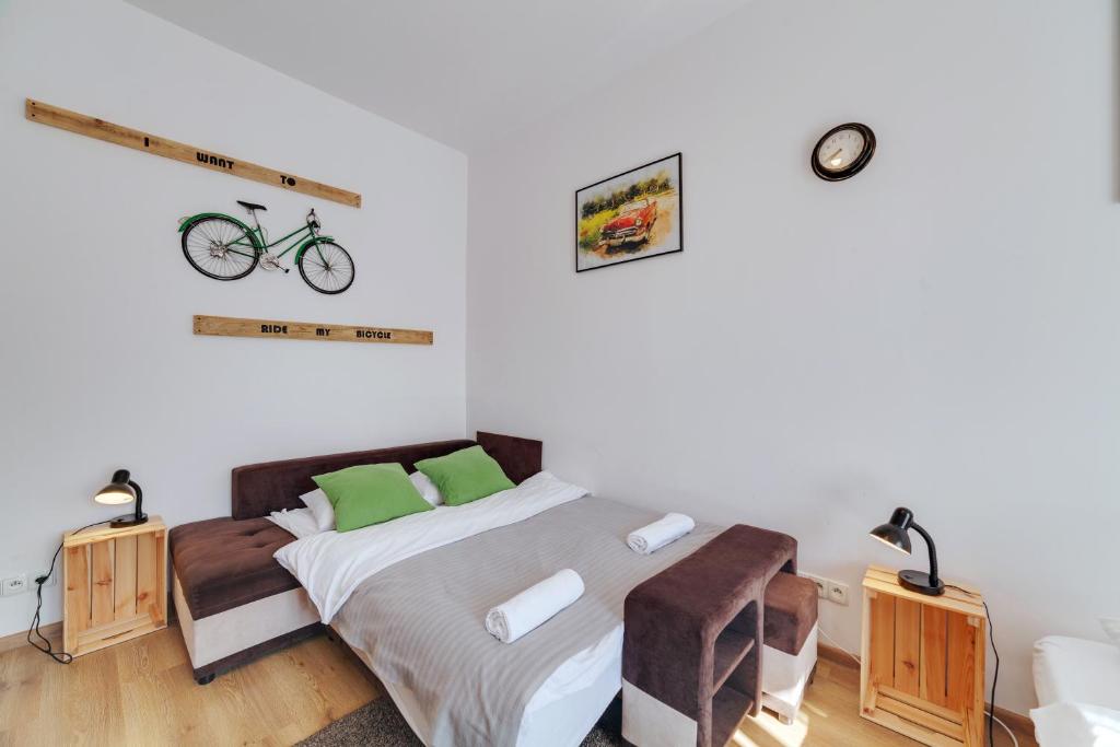 グダニスクにあるDream Loft Rajskaのベッドルーム1室(ベッド1台付)、壁に自転車1台が備わります。