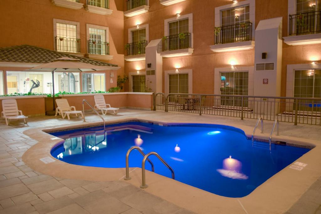 a swimming pool in the middle of a building at iStay Hotel Ciudad Juarez in Ciudad Juárez