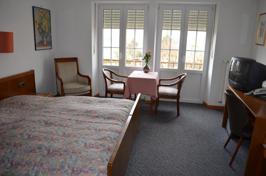TV a/nebo společenská místnost v ubytování Hotel Kinnen