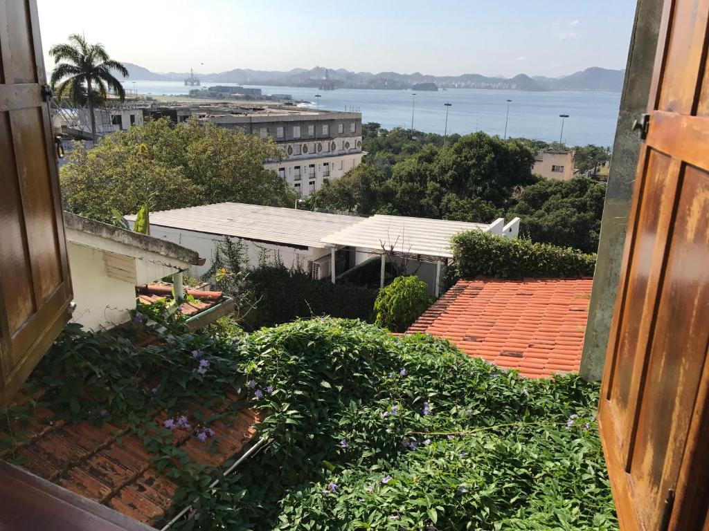 una ventana de un edificio con vistas en Guest house with stunning view, en Río de Janeiro