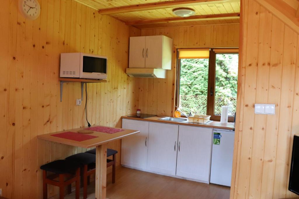 Kuchyň nebo kuchyňský kout v ubytování Domki pod gruszą