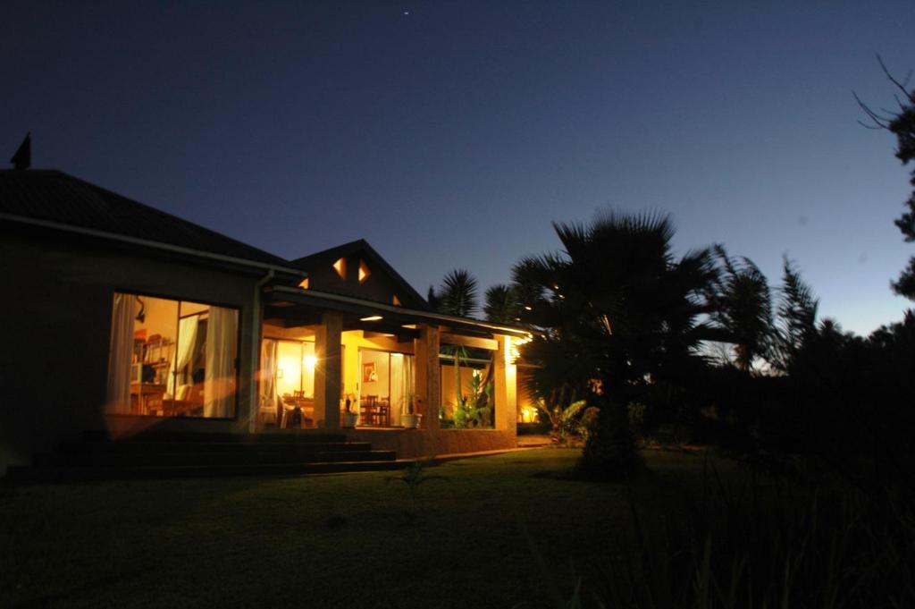 una casa por la noche con las luces encendidas en Elephant's Nest, en Graskop