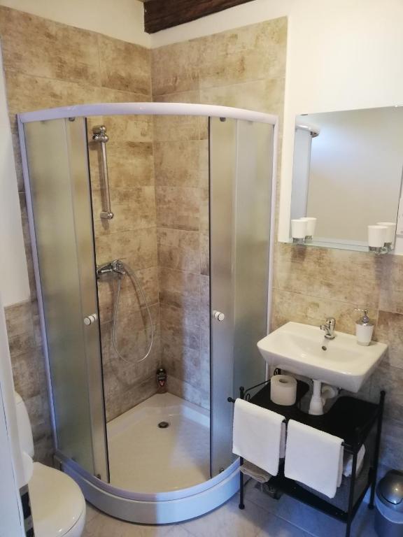 Pod orehom drvena kuća i sauna - 7