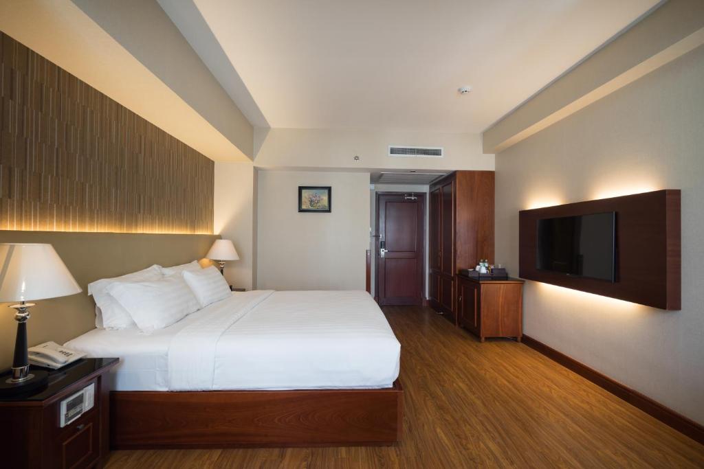 Кровать или кровати в номере Nhat Ha 1 Hotel