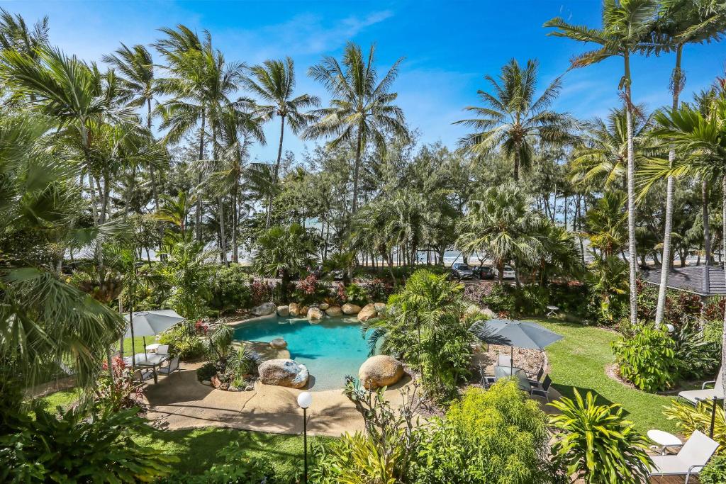 uma vista aérea de uma piscina de resort com palmeiras em Melaleuca Resort em Palm Cove