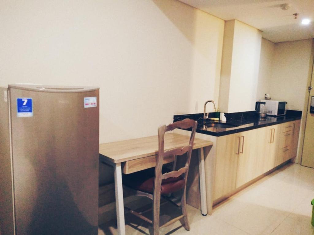 Kuchyň nebo kuchyňský kout v ubytování RedDoorz Near Gajah Mada Street Semarang