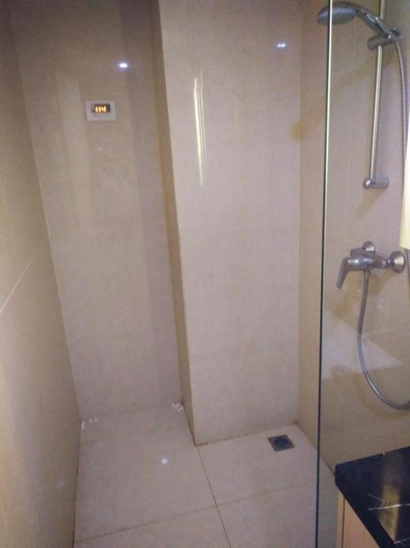 Koupelna v ubytování RedDoorz Near Gajah Mada Street Semarang