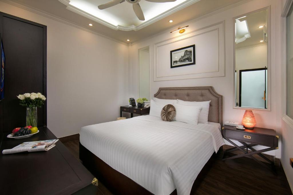Postel nebo postele na pokoji v ubytování Golden Rooster Hotel