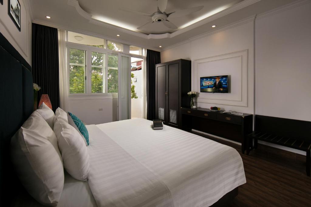 TV a/nebo společenská místnost v ubytování Golden Rooster Hotel