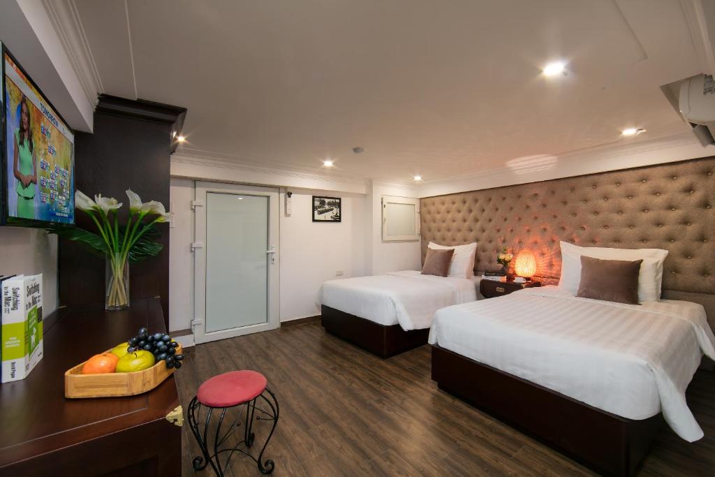 Postel nebo postele na pokoji v ubytování Golden Rooster Hotel