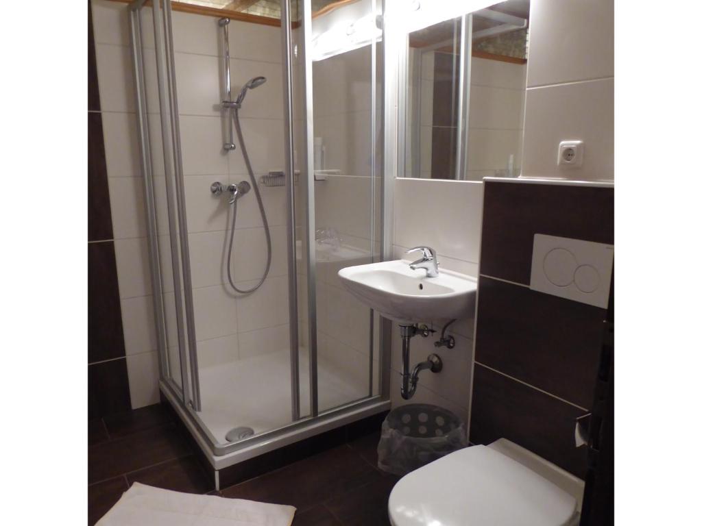 Ein Badezimmer in der Unterkunft Hotel Gasthof Kirchenwirt