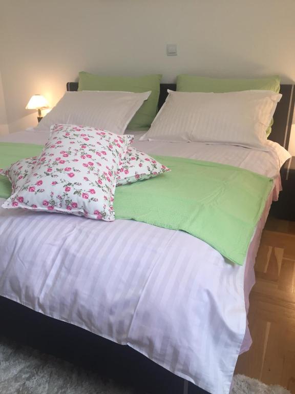 Postel nebo postele na pokoji v ubytování Rooms Leda