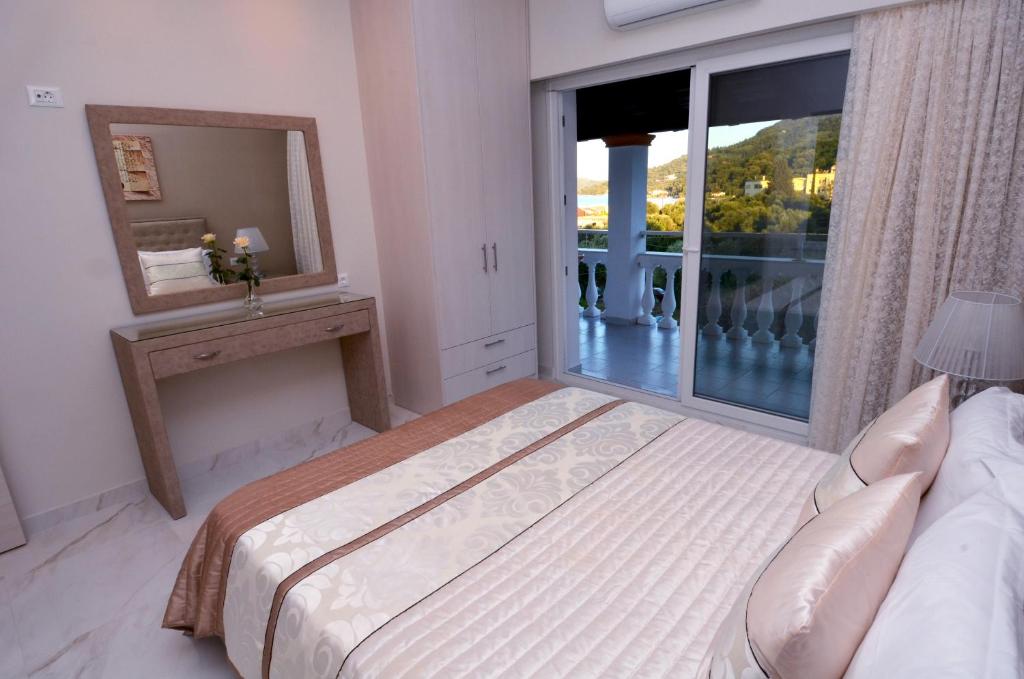 Łóżko lub łóżka w pokoju w obiekcie Stefanos Resort