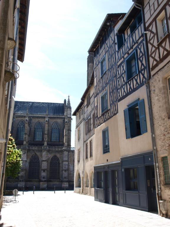 une allée en face d'un bâtiment avec une cathédrale dans l'établissement Appart face au mail, à Limoges