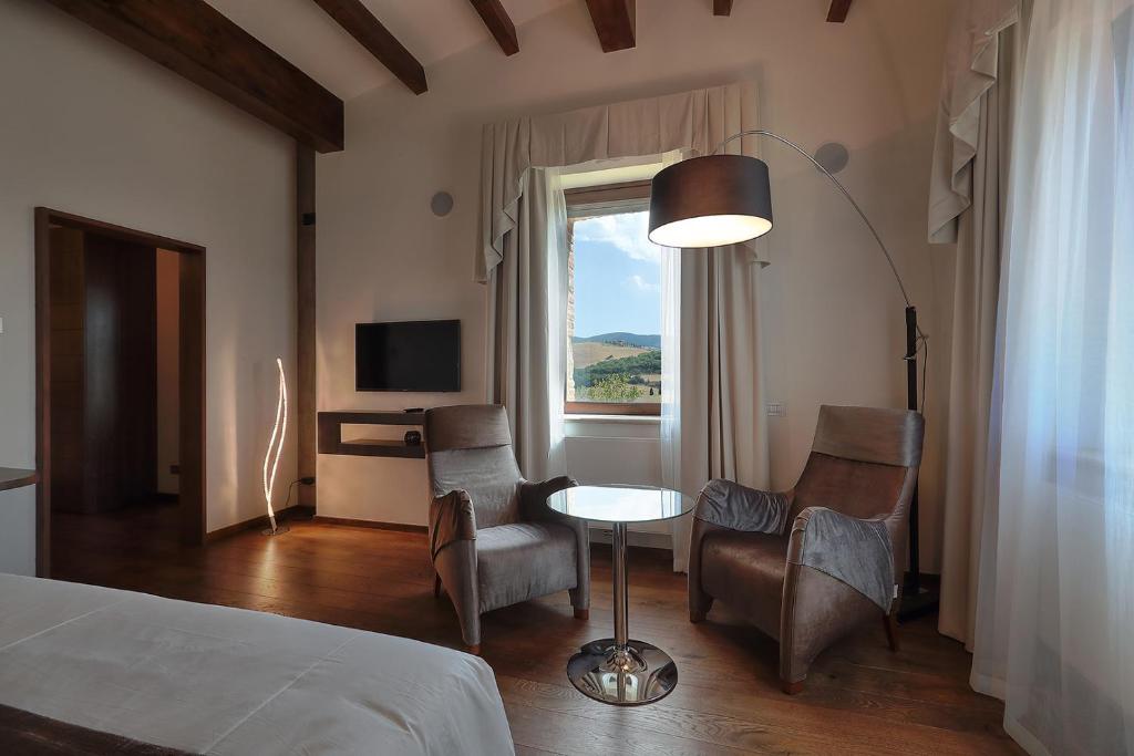TV a/nebo společenská místnost v ubytování RELAIS VAL D'ORCIA
