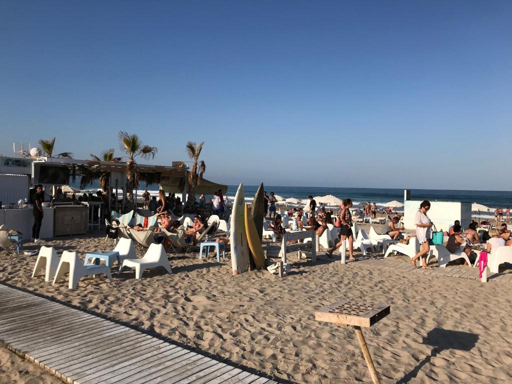 un grupo de personas sentadas en sillas en la playa en Playa Dos Avenidas en Alicante