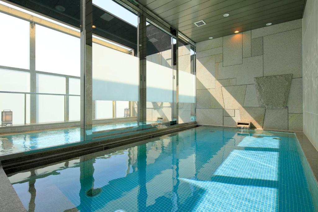 Bazén v ubytování Candeo Hotels Kobe Tor Road nebo v jeho okolí