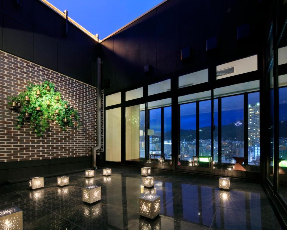 Bazén v ubytování Candeo Hotels Kobe Tor Road nebo v jeho okolí