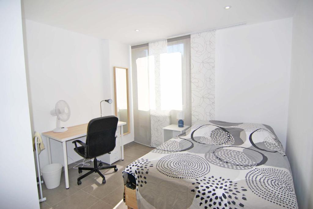 モンペリエにあるChambre Montpellier Campanules (home sharing)のベッドルーム1室(ベッド1台、デスク、椅子付)