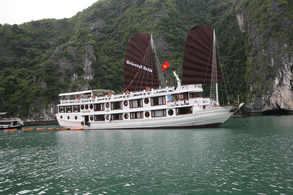 Phong cảnh thiên nhiên gần du thuyền