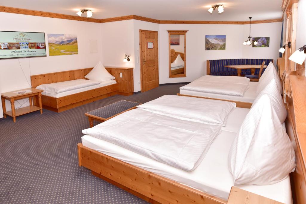 Postel nebo postele na pokoji v ubytování Hotel Wender