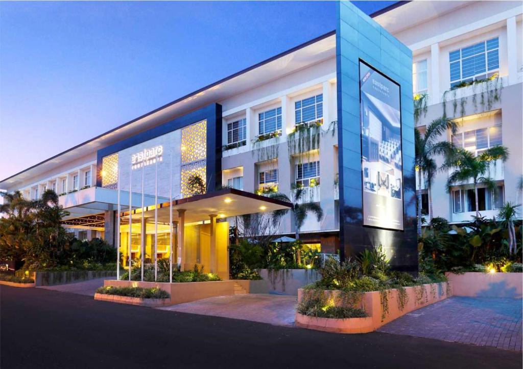 un grand bâtiment avec un panneau devant lui dans l'établissement Eastparc Hotel Yogyakarta, à Yogyakarta