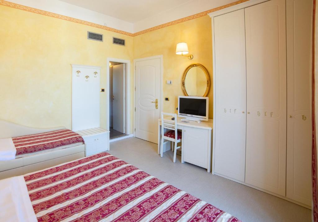TV a/nebo společenská místnost v ubytování Hotel Executive La Fiorita