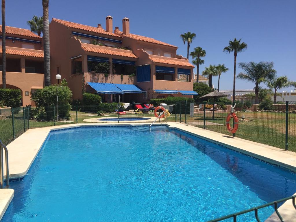 The swimming pool at or close to Urb Playa Azul 24