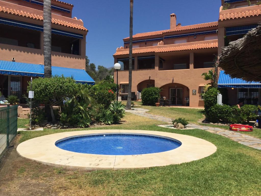 The swimming pool at or close to Urb Playa Azul 24
