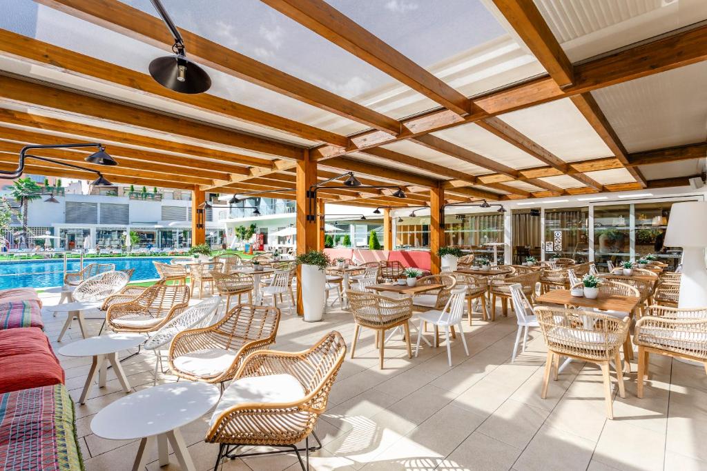 Bazén v ubytování Hotel Anabel nebo v jeho okolí