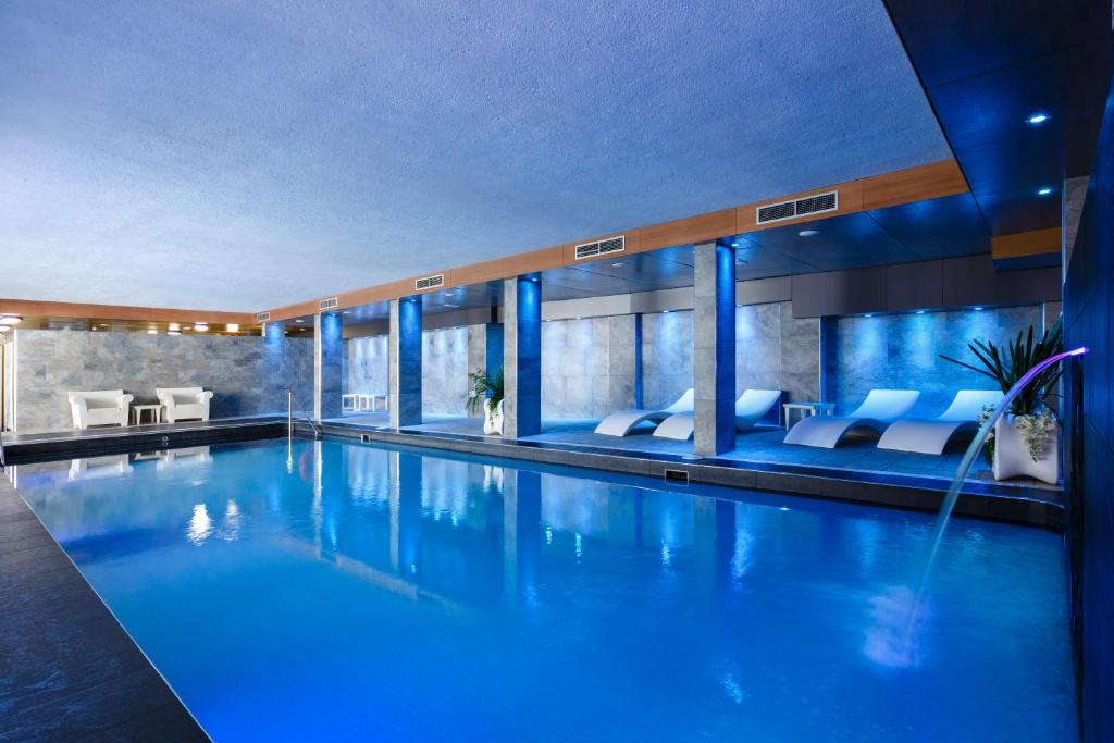 Bazén v ubytování Hotel Anabel nebo v jeho okolí