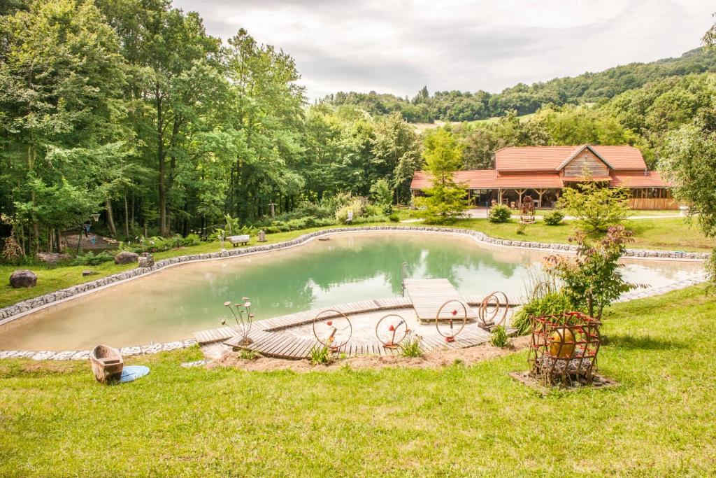 札格雷布的住宿－Country house with a pool in Medvednica Nature Park，一座带房子的院子中的游泳池的形象