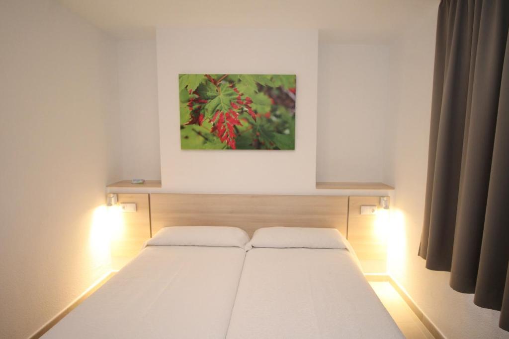 Posteľ alebo postele v izbe v ubytovaní Apartamentos Vistamar