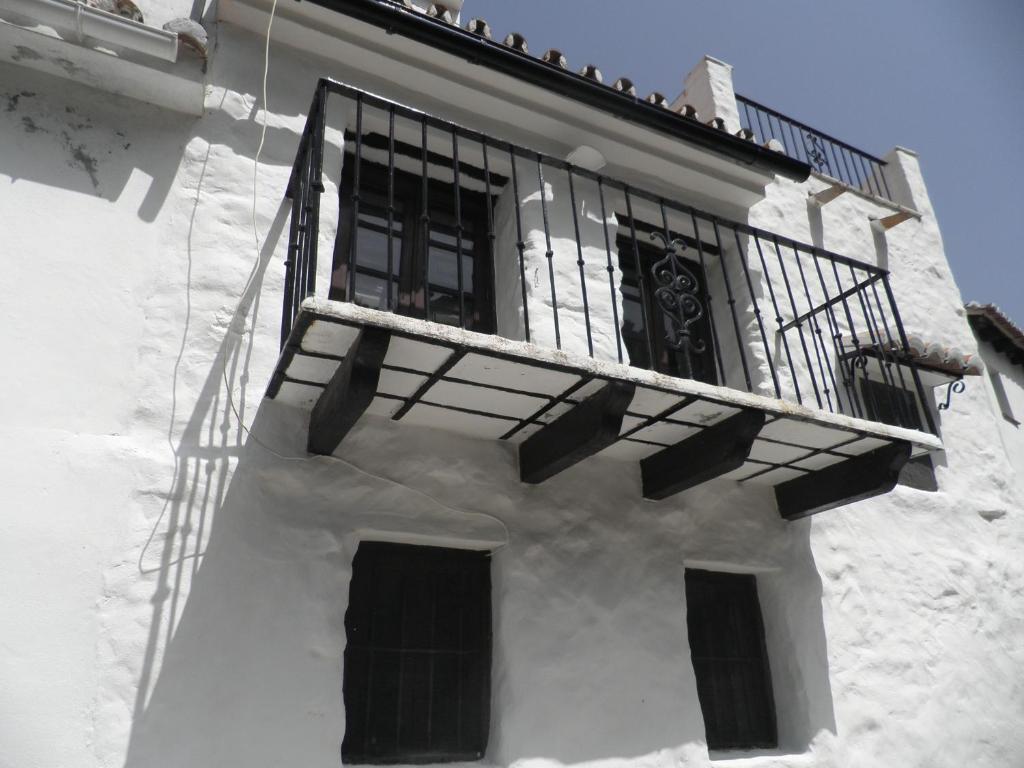 ein weißes Gebäude mit Balkon darüber in der Unterkunft Casa Torre Antigua in Salares