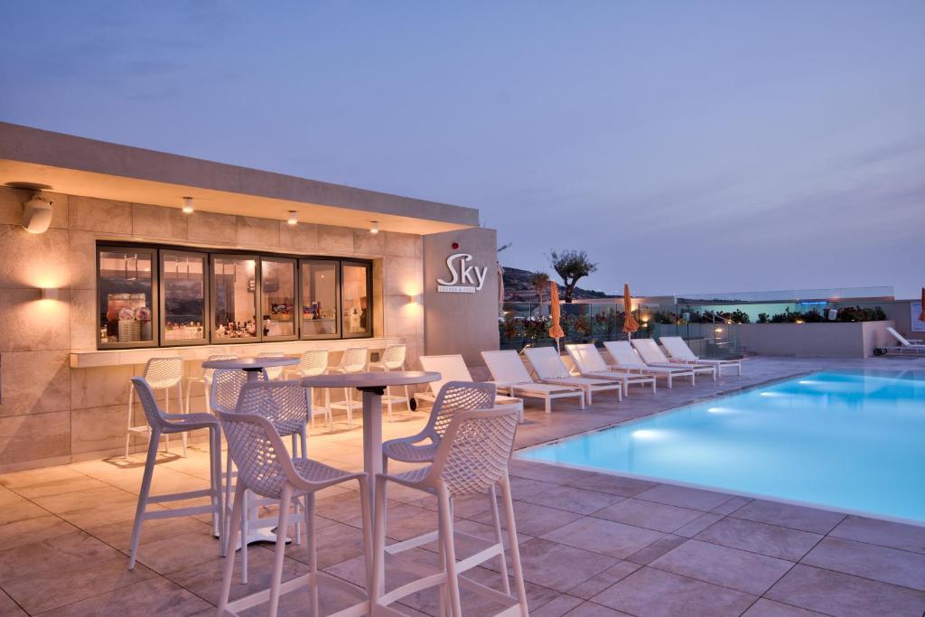 Bazén v ubytování Luna Holiday Complex nebo v jeho okolí