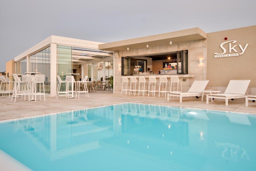 Bazén v ubytování Luna Holiday Complex nebo v jeho okolí