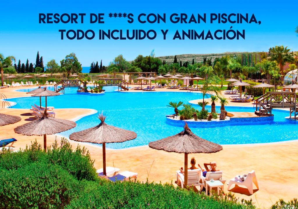 una piscina en un complejo con sombrillas en Hotel Bonalba Alicante, en El Campello