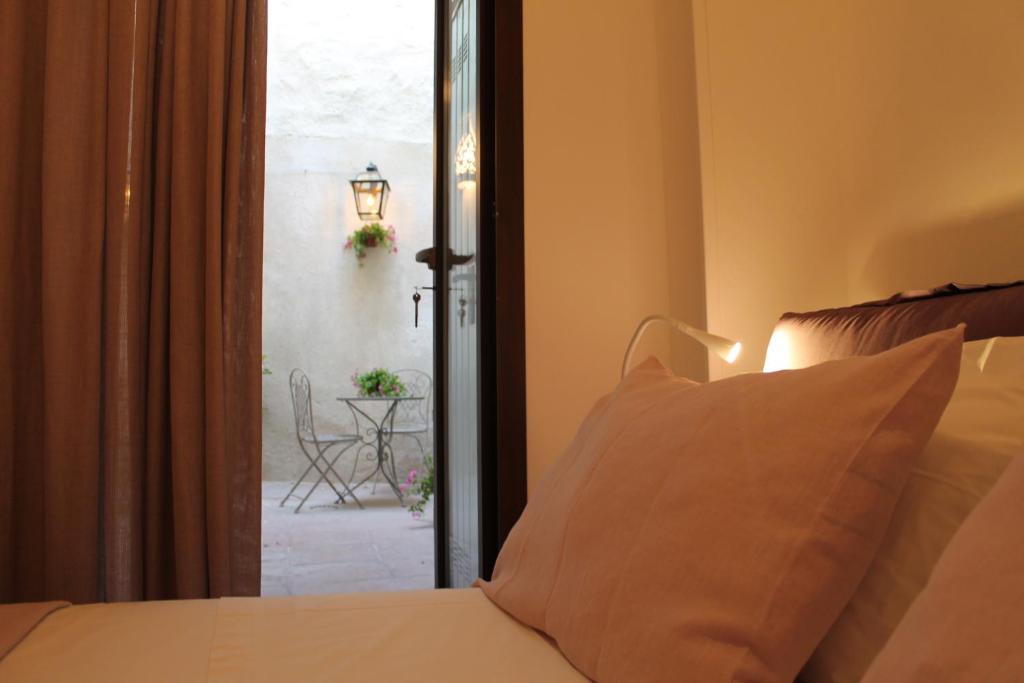 A bed or beds in a room at MaGiA