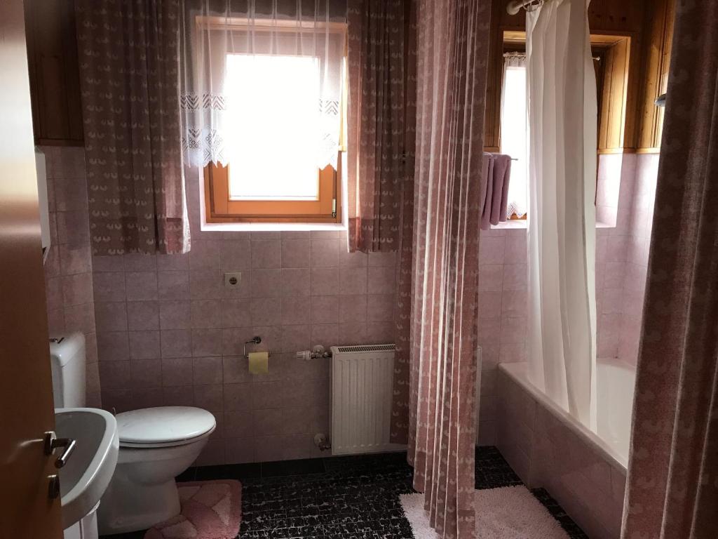 A bathroom at Gästehaus Dullnig