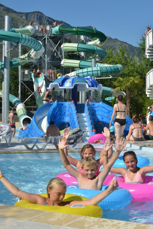 アルジュレス・ガゾストにあるPyrenees Resortのウォーターパークのプールに子供のグループ