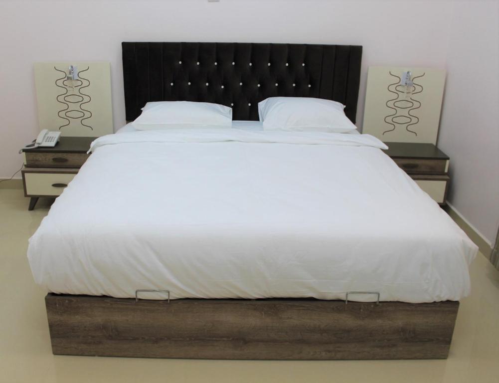 Postel nebo postele na pokoji v ubytování Manarat Manah Hotel Apartments