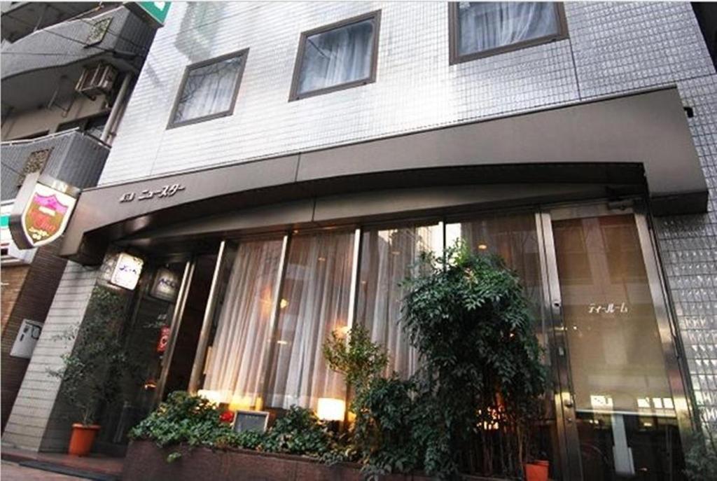 um edifício com plantas à sua frente em Hotel New Star Ikebukuro em Tóquio