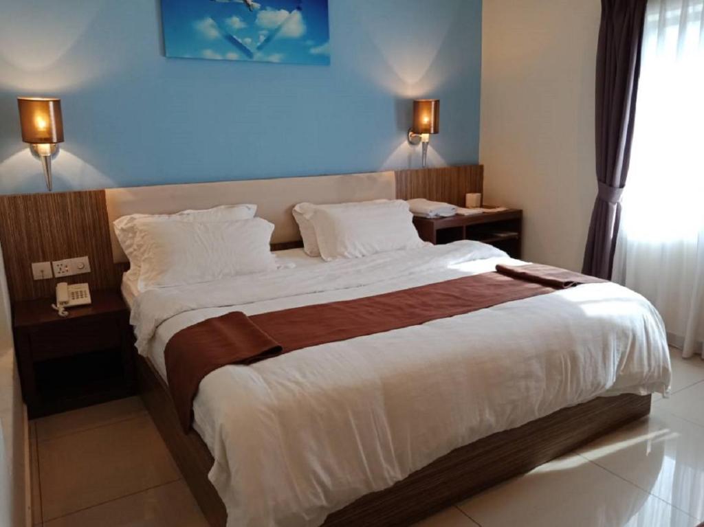 Postel nebo postele na pokoji v ubytování Oscar Suites Hotel