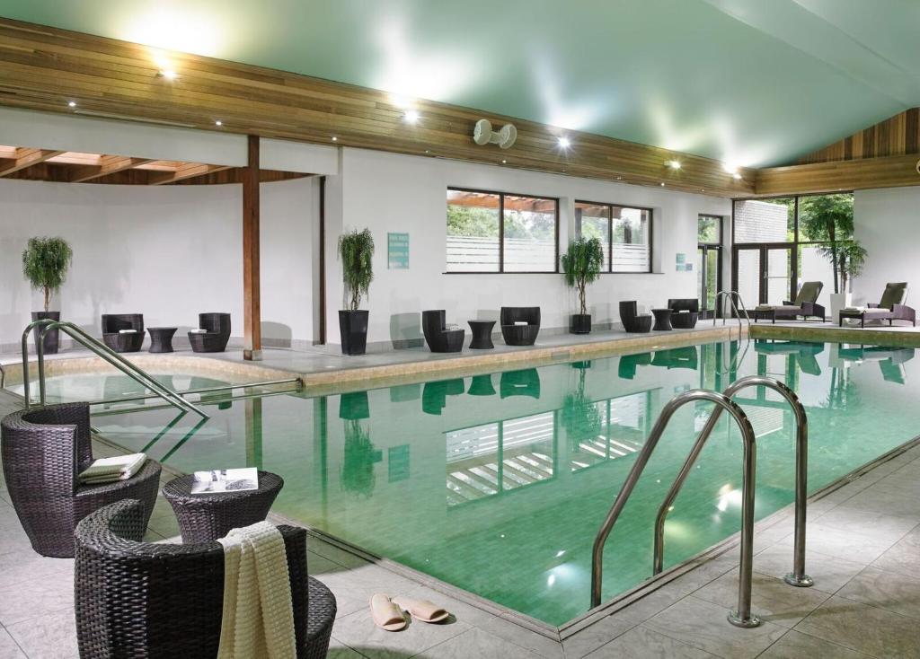una grande piscina con sedie in un edificio di Newpark Hotel a Kilkenny